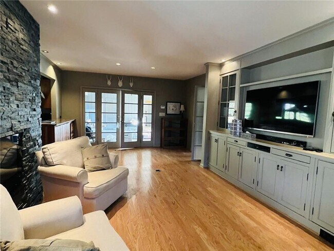 Building Photo - 465 Eastland Dr