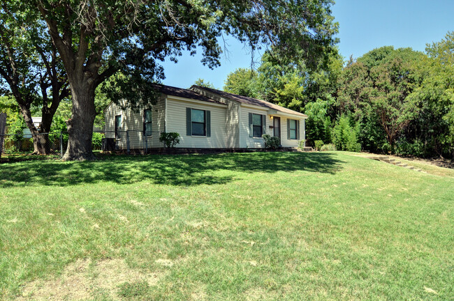 Building Photo - Post War in Ridglea West