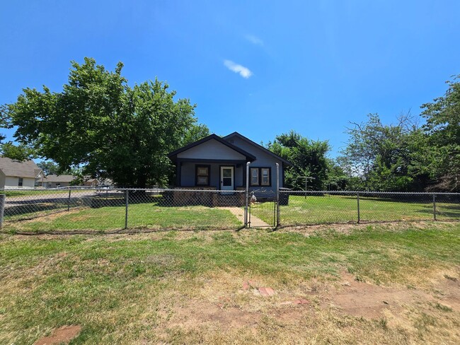 Building Photo - 617 N Bonita Ave