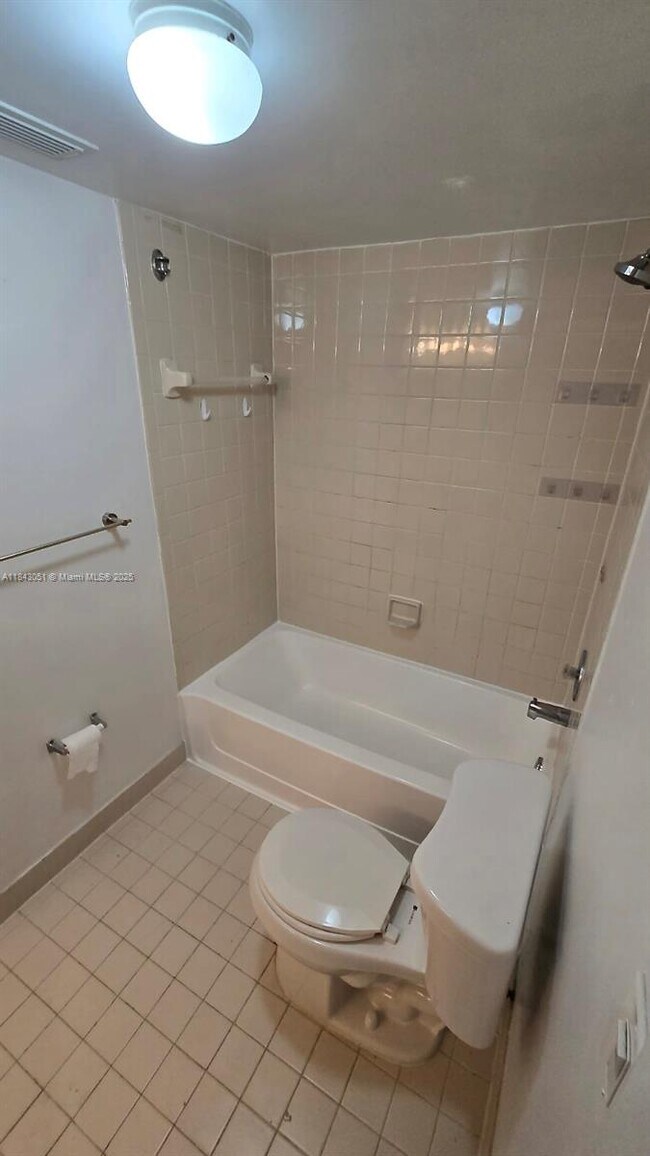 Building Photo - 2811 N Oakland Forest Dr