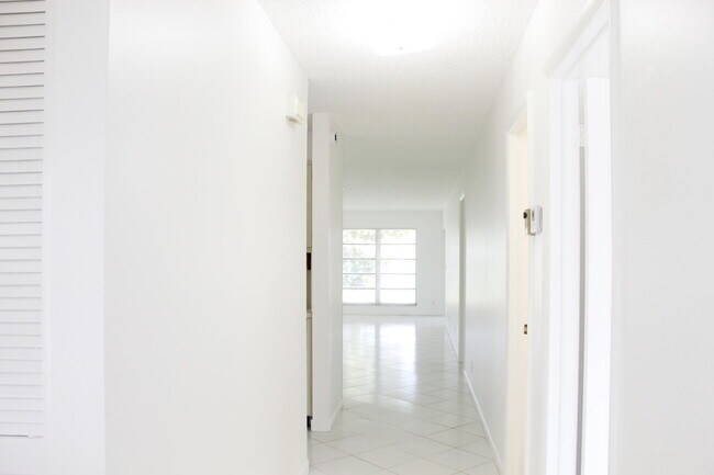 Building Photo - 5620 Queen Palm Ct