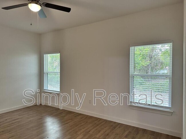 Building Photo - Gordon 3304