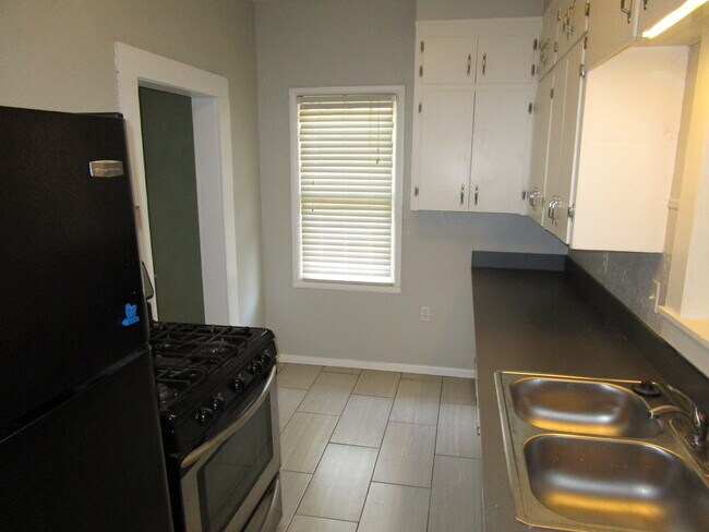 Building Photo - 611 S Flood Ave