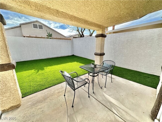 Building Photo - 10195 Queensbury Ave