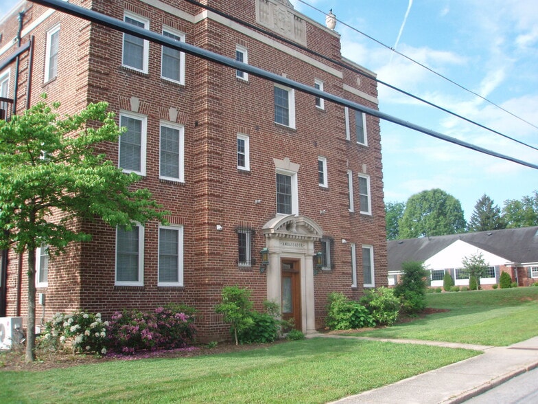 Building Photo - 616 5th Ave W