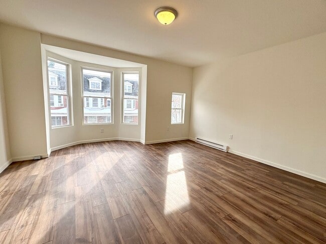 Building Photo - 133 W Maple St