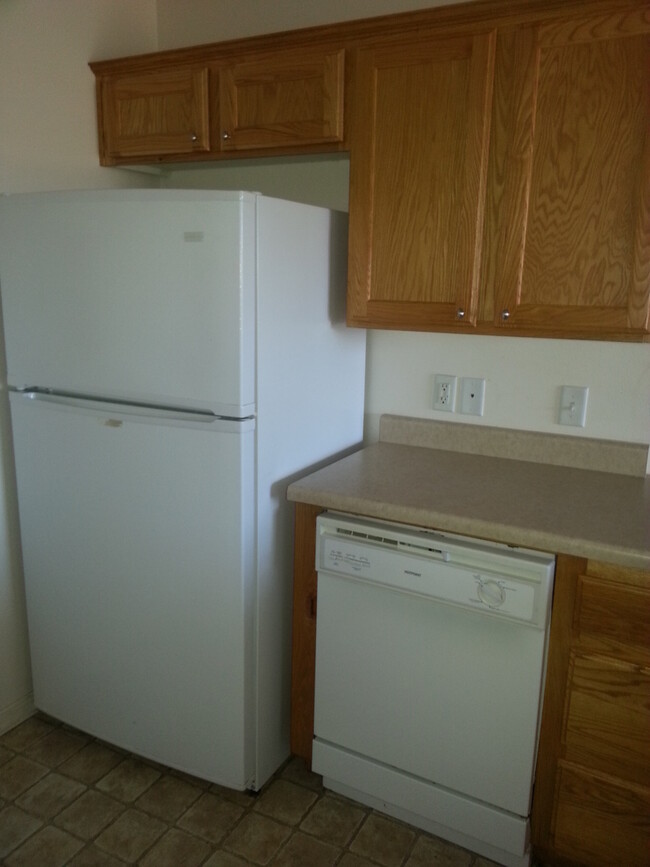 Building Photo - 3 bedroom 2 bath Twin Home - Pets considered!