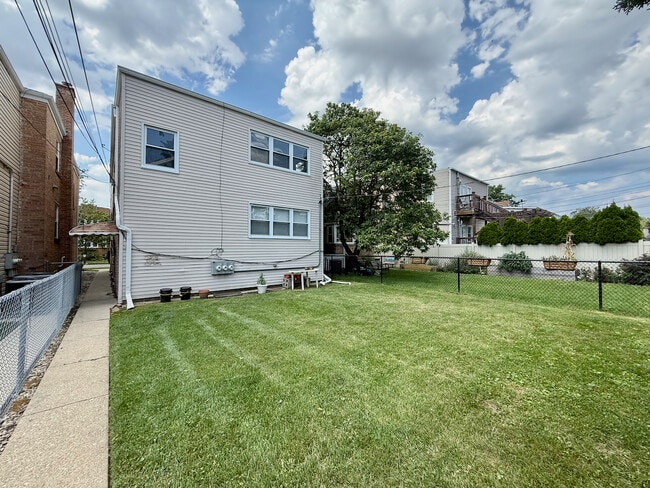 Building Photo - 6147 N Meade Ave