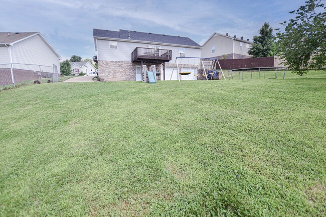 Building Photo - Pet Friendly Three Bedroom!