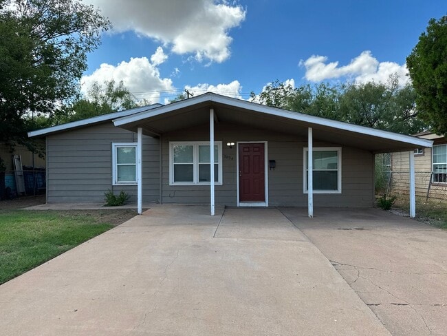 Building Photo - 3 BEDROOM, 1 BATH, DOUBLE DRIVE PARKING