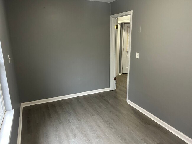 Building Photo - 3 Bedroom House