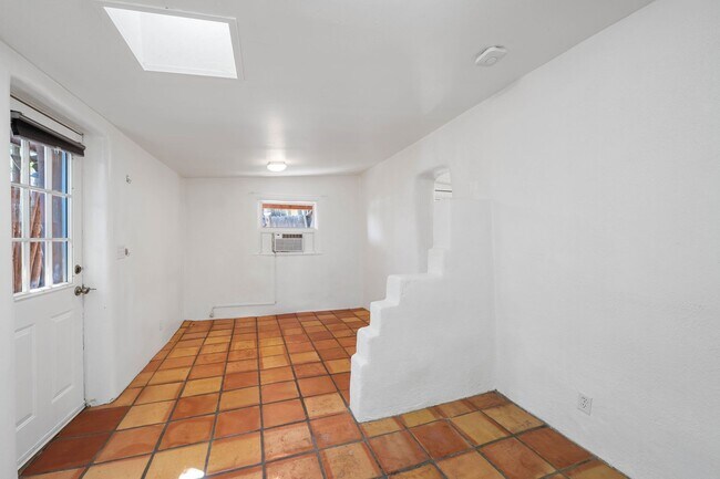 Building Photo - Quaint Studio in Prime Location