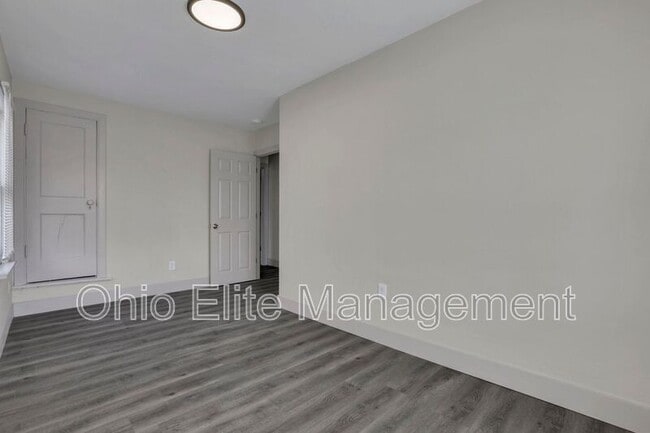 Building Photo - 807 E Deshler Ave