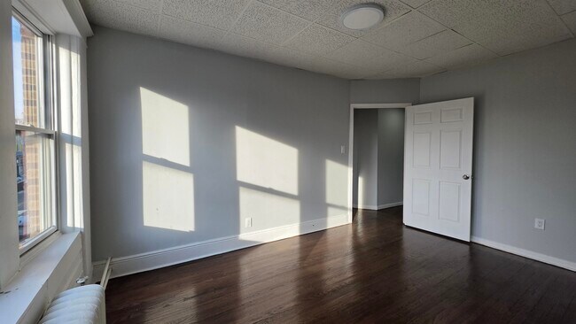 Building Photo - 722 West Side Ave