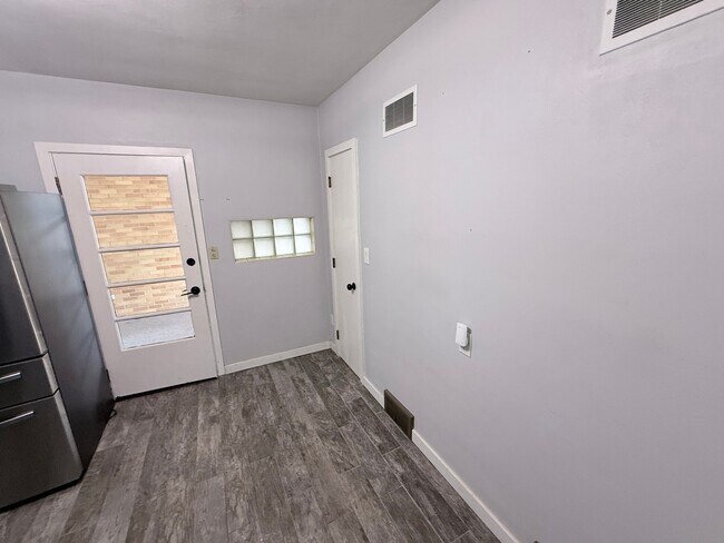 Building Photo - 1830 Laubach Ave