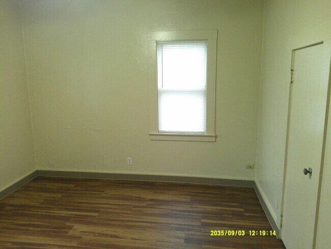 Building Photo - 140-14