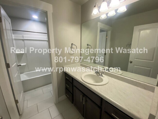 Building Photo - Rent This Beautiful 3 Bedroom 2.5 Bathroom...
