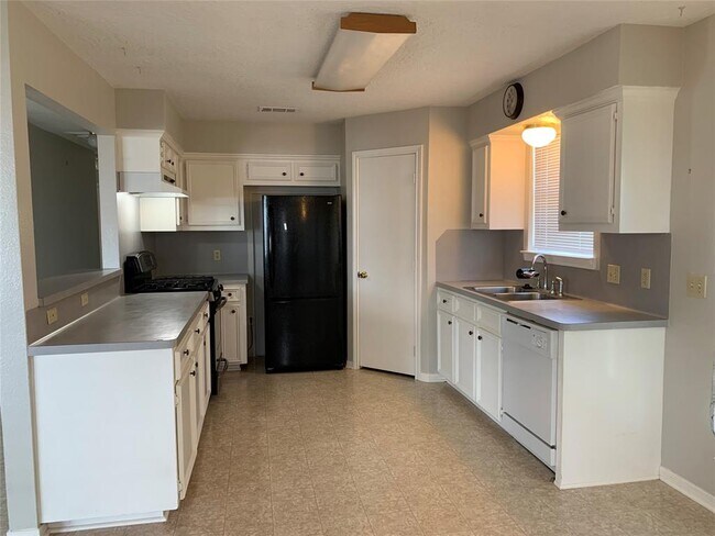 Building Photo - 585 Warsaw Dr