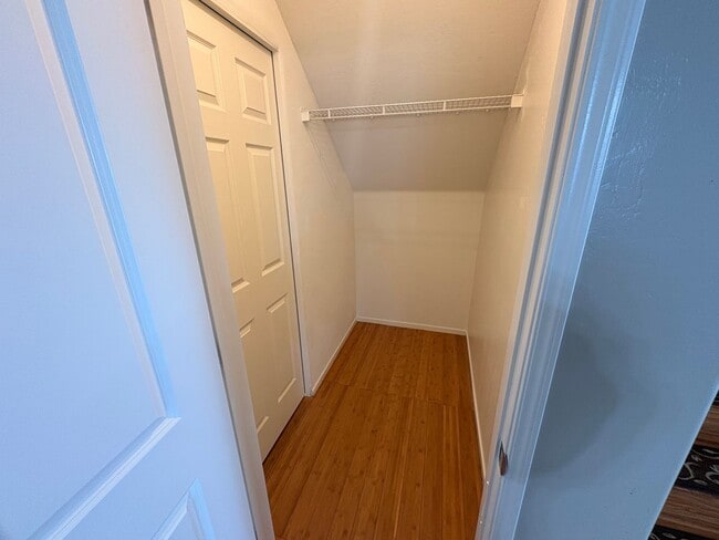 Building Photo - Lovely 5 Bedroom Home