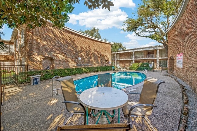 Building Photo - 2201 Fountain View Dr