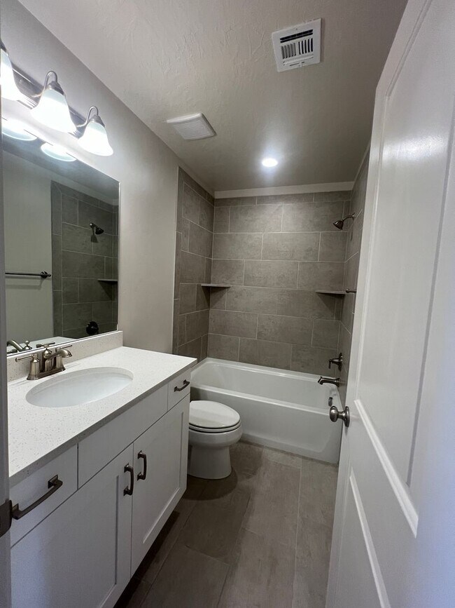 Building Photo - Stunning 5 bedroom, 2.5 bathroom home in d...