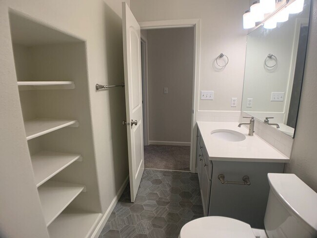 Building Photo - Remodeled Beautiful Progress Ridge Town home! 2 Bedrooms 2 Baths, 1628 Sq. Ft.