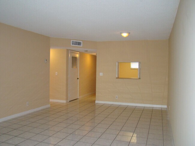 Building Photo - LARGE 2/2 IN CORAL SPRINGS PRICED RIGHT Tile Floor - Screened Patio - 1 Day Approval