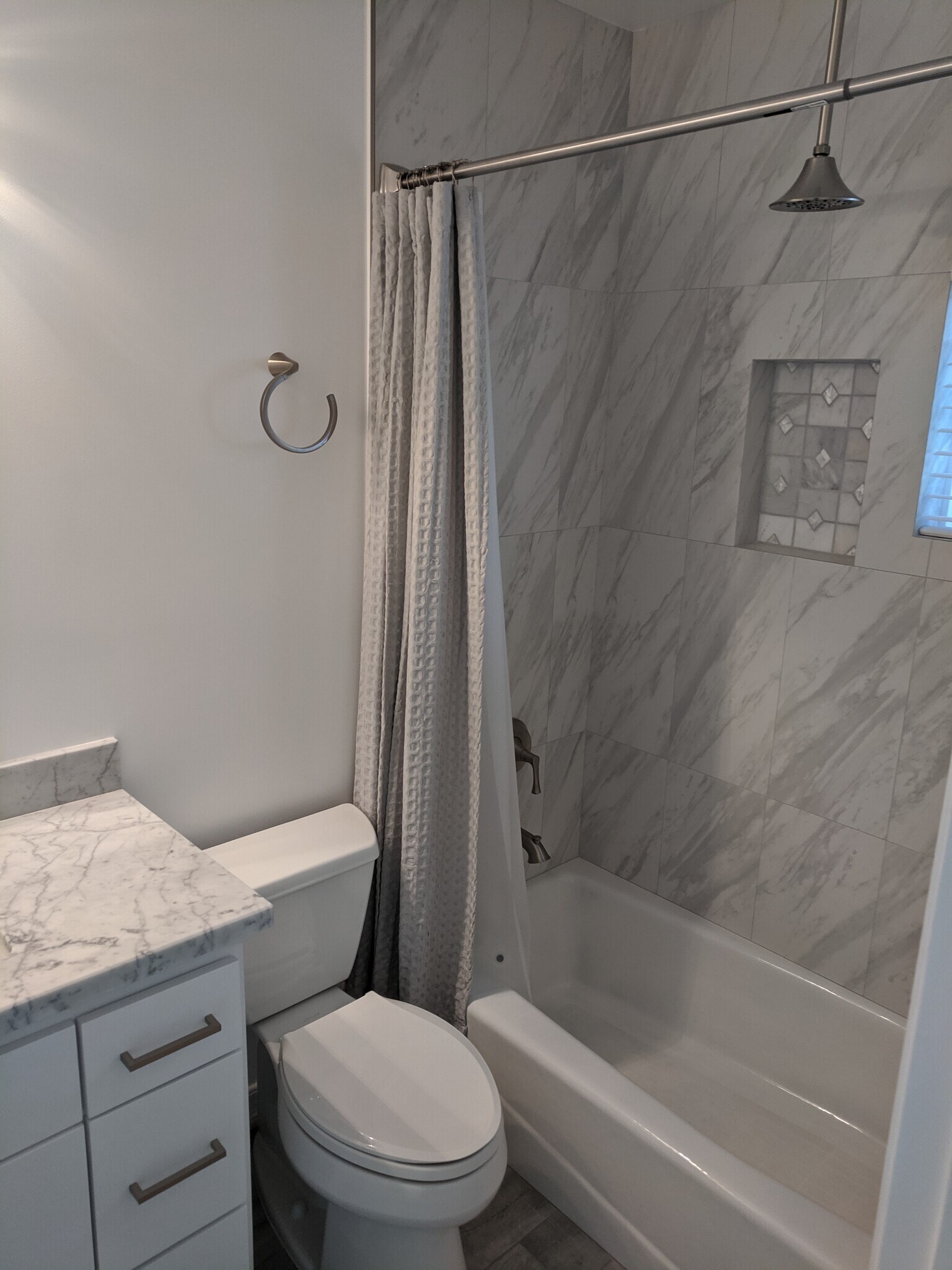 Building Photo - 2442 Granville Ave