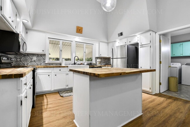 Building Photo - 6220 Applegate Ln