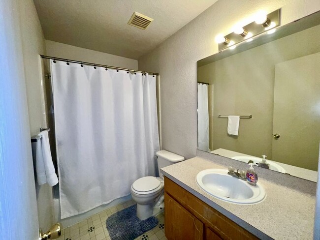 Upstairs Bathroom - 4406 Mattie Dr