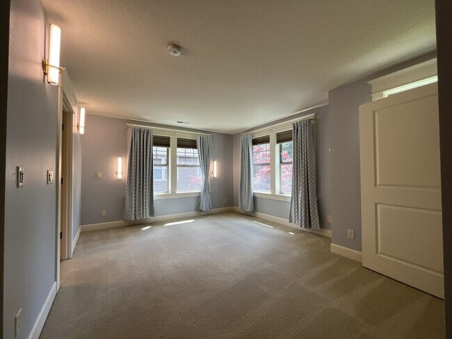 Building Photo - Luxury 5 Bedroom Home with Soaking Tub, Chef’s Kitchen & Expansive Primary Suite