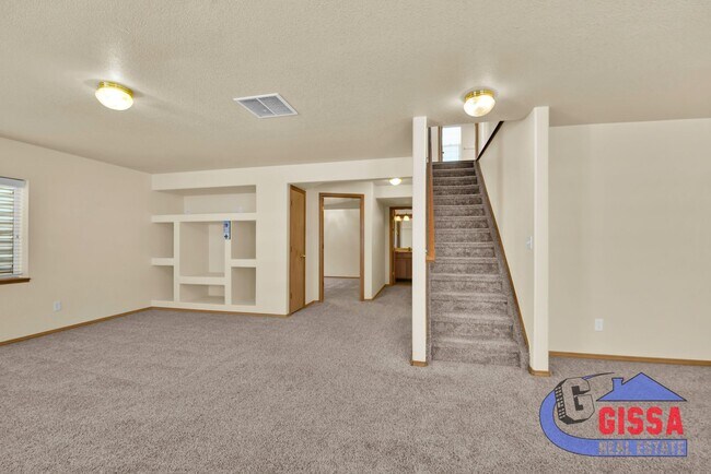 Building Photo - Beautiful home with 4 BR, 3.5 BA, 2 CAR wi...
