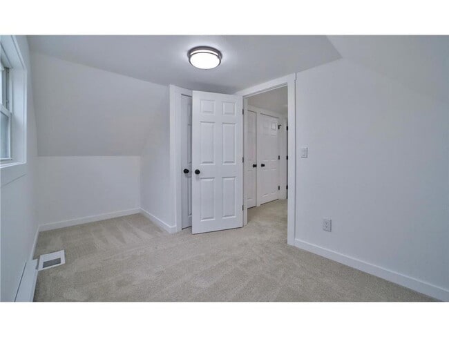 Building Photo - 3 Bedroom, 2 Bathroom Single Family House