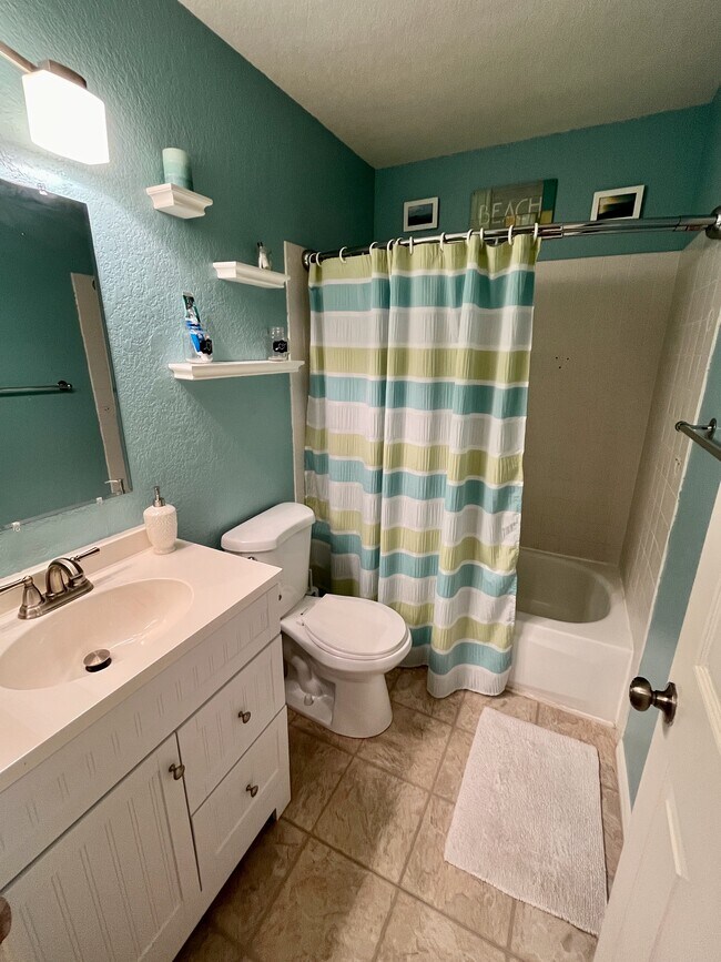 2nd Full Size Bathroom - Shower/Tub Combo - 3028 Via Sabinas