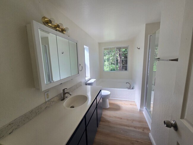 Building Photo - Charming 3-bedroom, 2-bathroom house locat...
