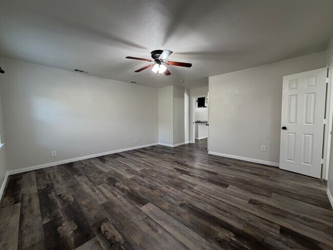 Building Photo - AVAILABLE NOW 3 BEDROOM 2 BATH HOME IN SAGINAW