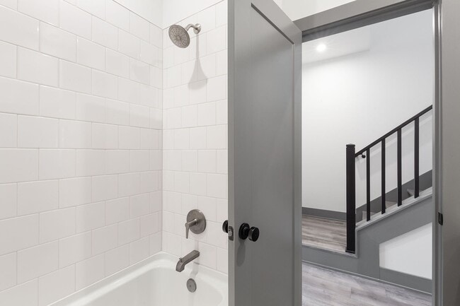 Building Photo - Beautiful 2bd/2.5ba Contemporary Townhome ...
