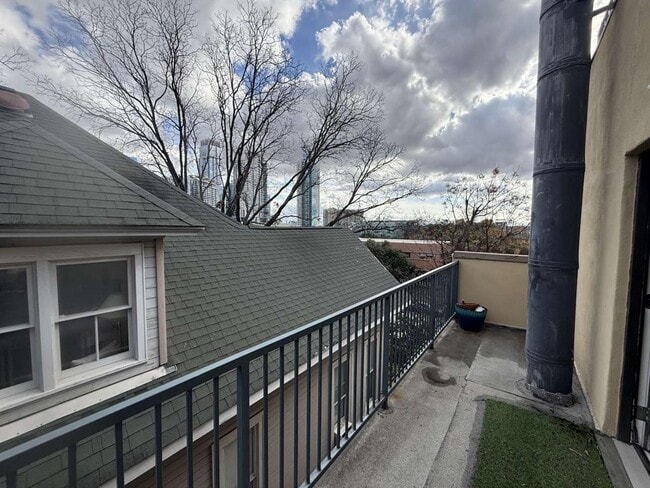 Building Photo - 1106 W 6th St