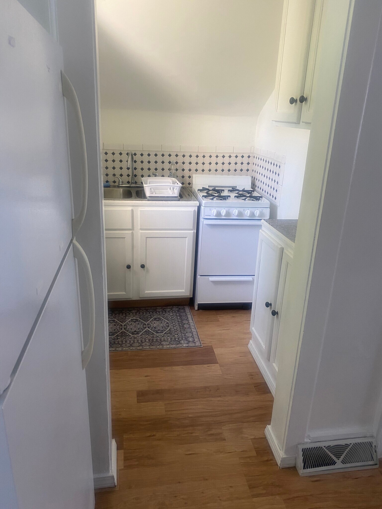 Building Photo - 589 E Losey St