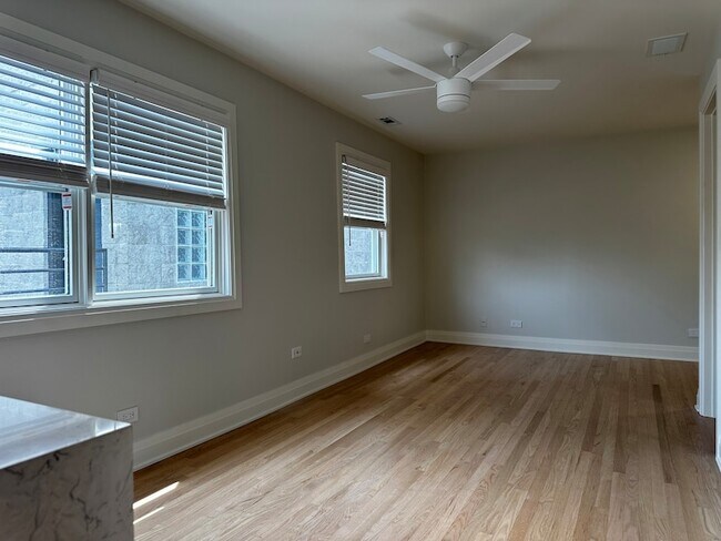 Building Photo - 869 N Hermitage Ave