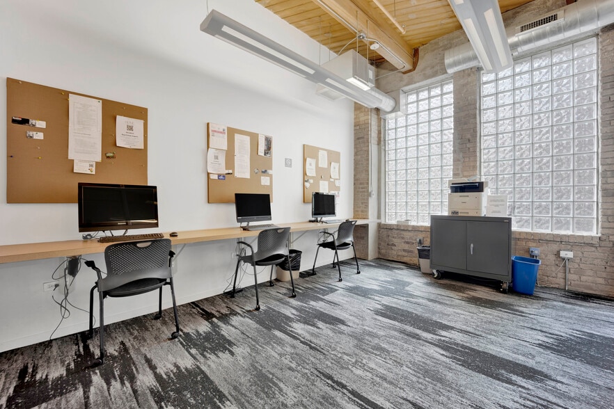 Building Photo - 1040 W Adams St