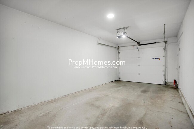 Building Photo - Three Bedroom Gem in Jennings Lodge - Garage Included!