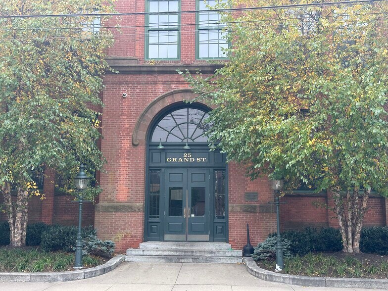 Building Photo - 25 Grand St