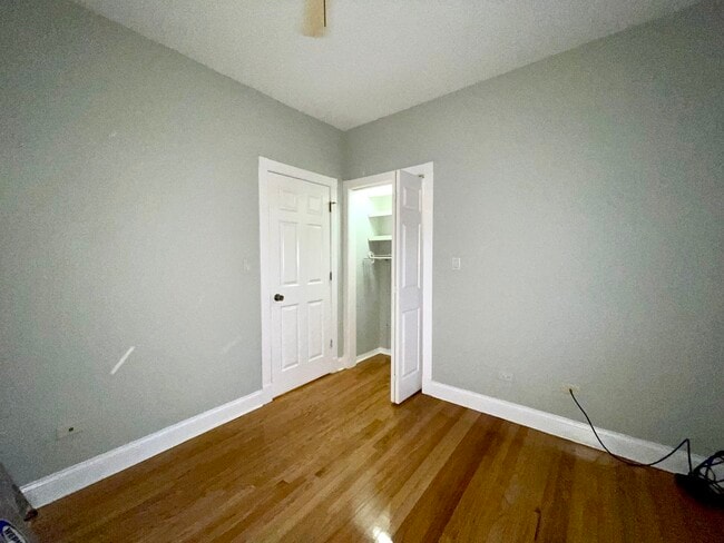 Building Photo - 1509 W Sherwin Ave