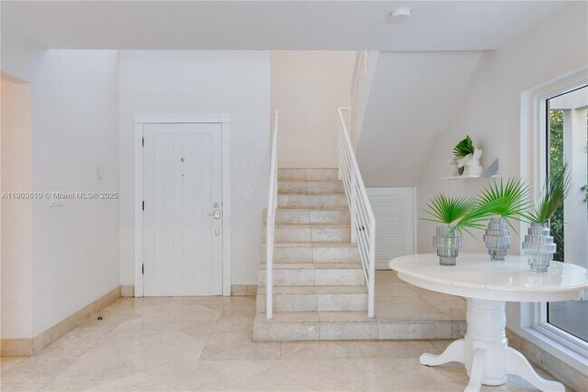 Building Photo - 525 Ridgewood Rd