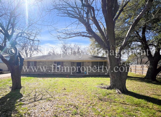 Primary Photo - 211 Stonegate Dr