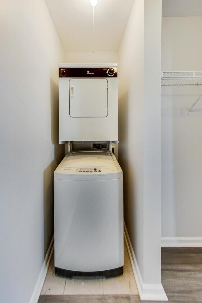 Building Photo - 345 N La Salle Dr