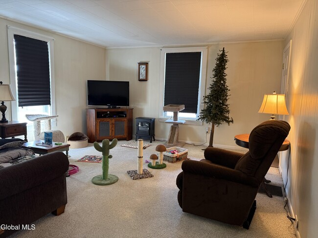 Building Photo - 172 Kingsboro Ave