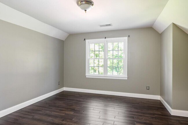 Building Photo - 4878 Long Island Dr NE