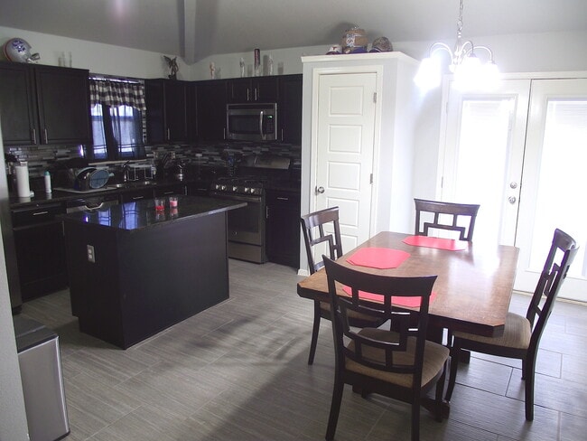 Building Photo - Sandstone Ranch Estates 4Bed/3Baths home with Refrig A/C and Synthetic Grass Yard!